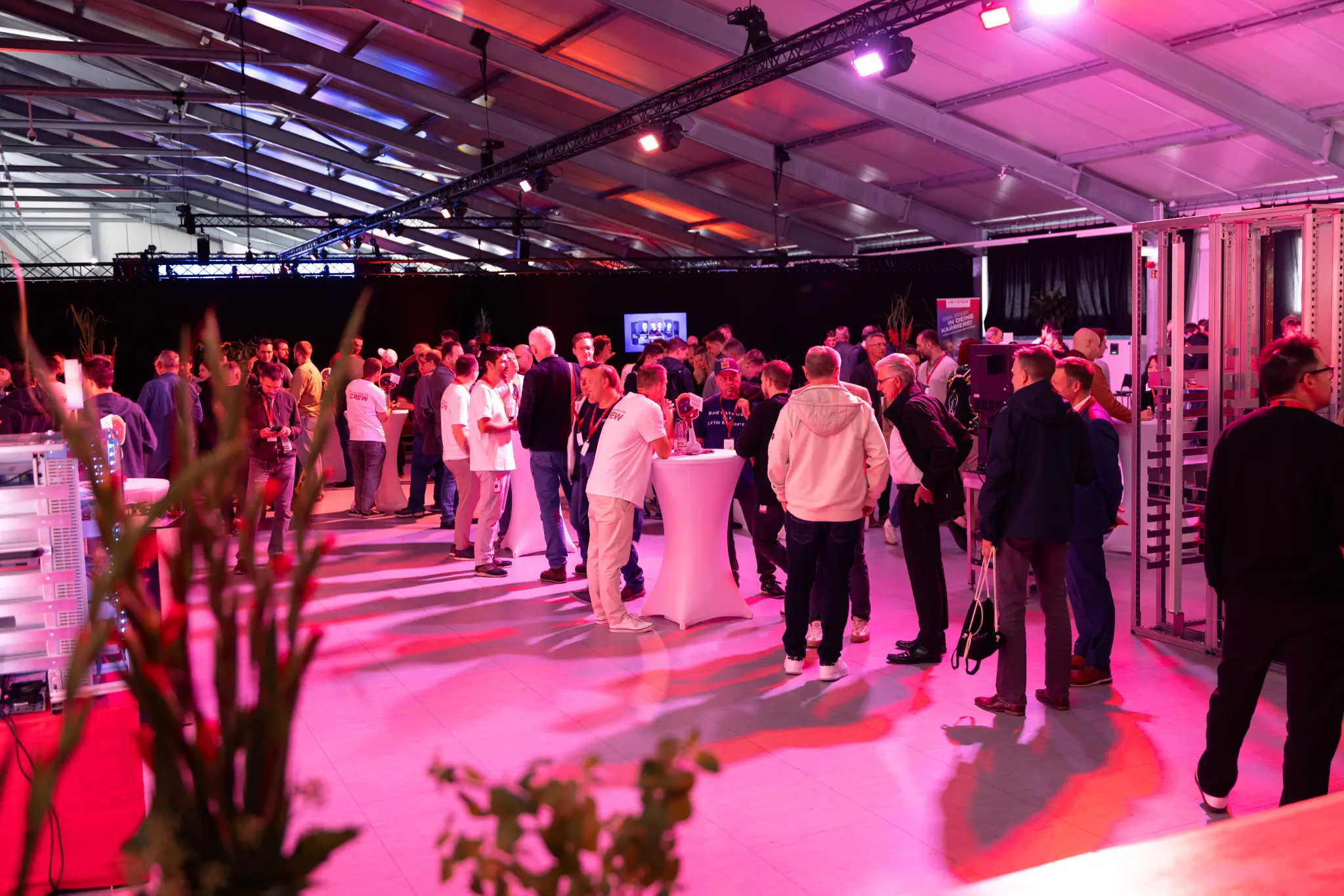 Guests standing at the info points talking to different departments of Hetzner. 